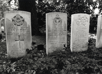 401818 Afbeelding van de grafstenen, op de begraafplaats (Vlooswijkseweg 2) te Oud-Leusden, van de piloten van het ...